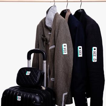 Bedruckte selbstklebende Garderobenmarke Garderobenticket 3-teilig an Koffer, Jacke und mit Gästeabschnitt