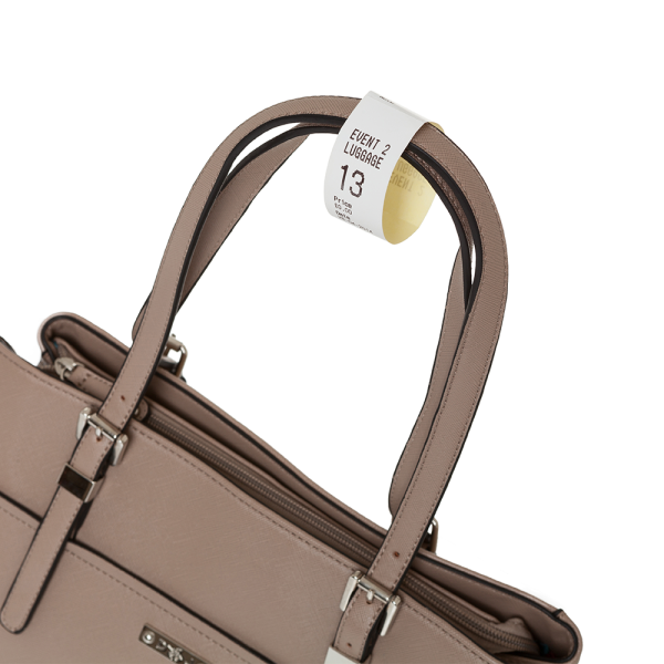Bedruckte selbstklebende Garderobenmarke Garderobenticket 3-teilig an einer Handtasche